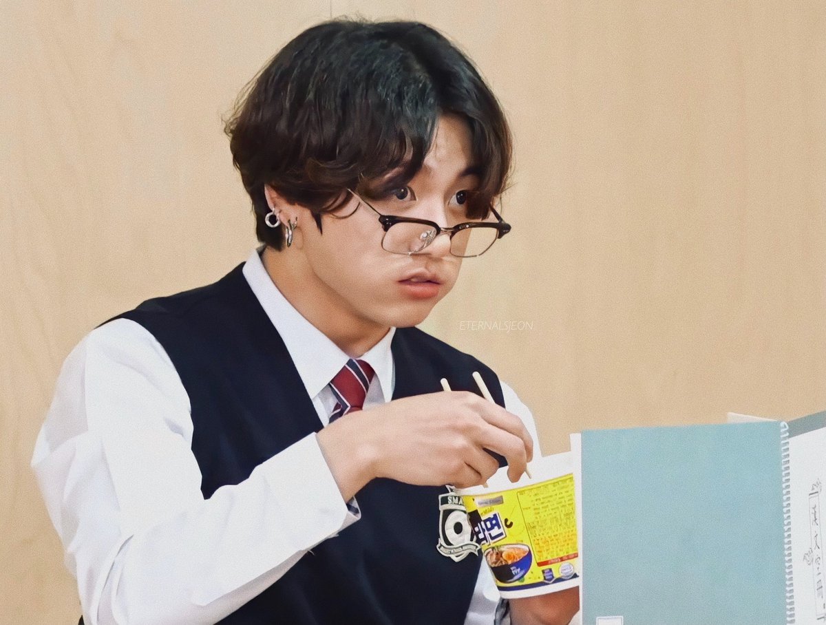eternalsjeon's tweet photo. OK PERO LAS CARITAS DE JUNGKOOK JAJAJAJA ESTA CHIQUITO POR FAVOR😭 @BTS_twt https://t.co/UCyUeFoDJc