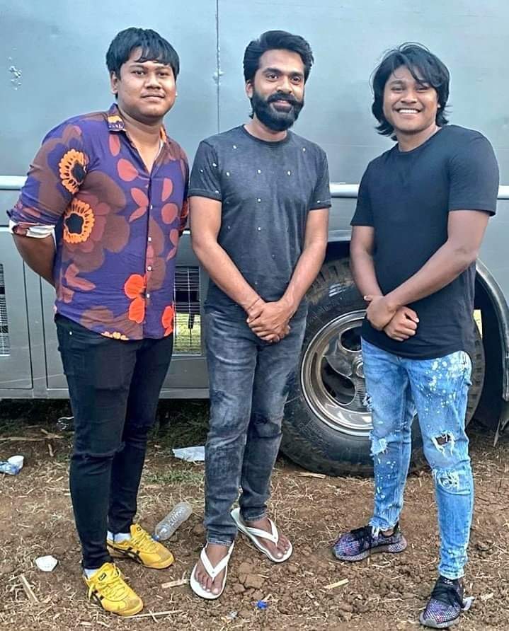 Naa ore Thalapathy fan da...enakkey ithe paakum bothe santhosama irukkeda😍😍😍
@SilambarasanTR_ is BACK🔥🔥
#Eeswaran #Maanaadu https://t.co/hQrLrhvQp5