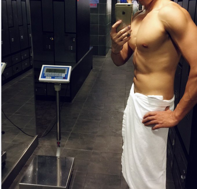 剛練完胸超脹😌 https://t.co/fOWr29b101<a href="/tag/%E9%98%B2%E7%96%AB%E6%9C%9F%E9%96%93%E5%9C%A8%E5%AE%B6%E7%9C%8B%E7%89%87"class="tags"><span>#防疫期間在家看片</span></a>