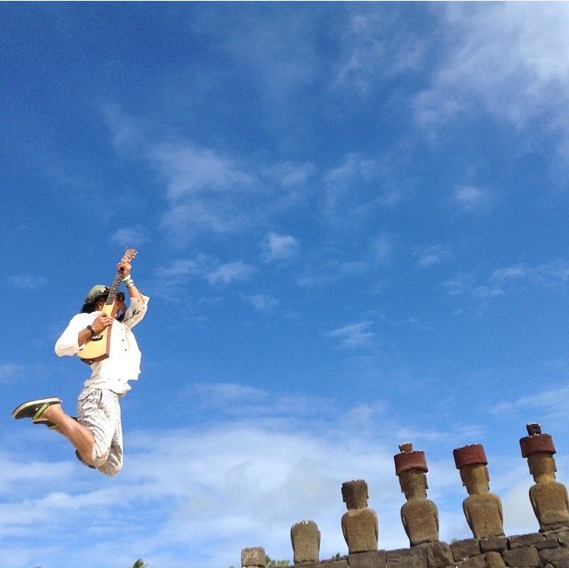 本日は南米チリに属する #イースター島 の旅。
ここの #モアイ に会うのは昔からの夢で、着いた時は嬉しかったなぁ。
旅も終盤だったから、星が見えそうな気配も感じてたら、まさにドンピシャで最高の #星空の特等席 だった。
その想いを全て詰め込んだので読んでみてほしい。
#星旅本 #世界一周 https://t.co/H8h4Yjq2yS https://t.co/MV9ECaW5et