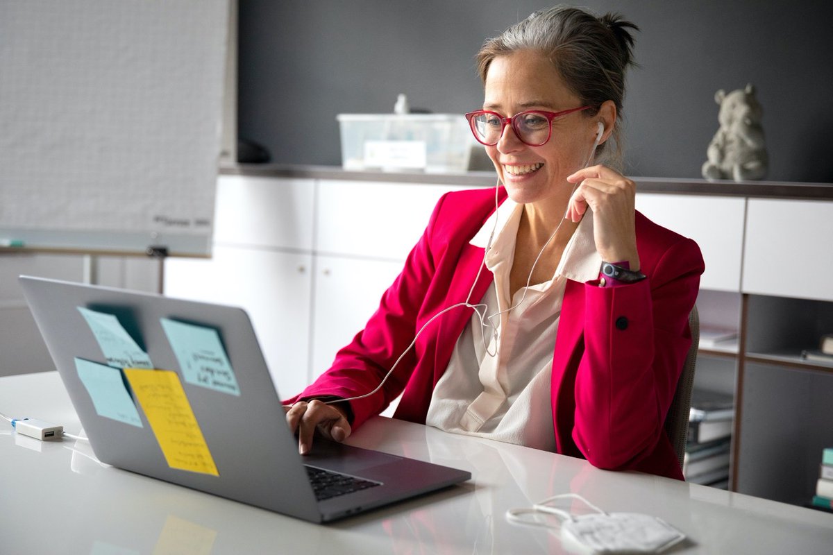 „Die Rettung der Innenstädte ist eine unfassbar komplexe Aufgabe, die nur im Schulterschluss vieler Macher aus Kommunen, Verbänden, Handel &amp; Agenturen in Zusammenarbeit mit der Politik bewältigt werden kann“, sagt @nicolesrock zum Runden Tisch des BMWI. bit.ly/3kB3Ttj