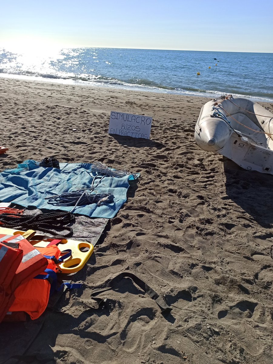 NataliaLorenzoR's tweet photo. Prácticas de socorrismo acuático del Máster en Counseling e Intervención en Urgencias, Emergencias y Catástrofes de la Universidad de Málaga @umaemerg 
#enmisalsa 🆘⛑️🚤🏊‍♀️
#malagueando 🌴🌊 https://t.co/QCvutX7117