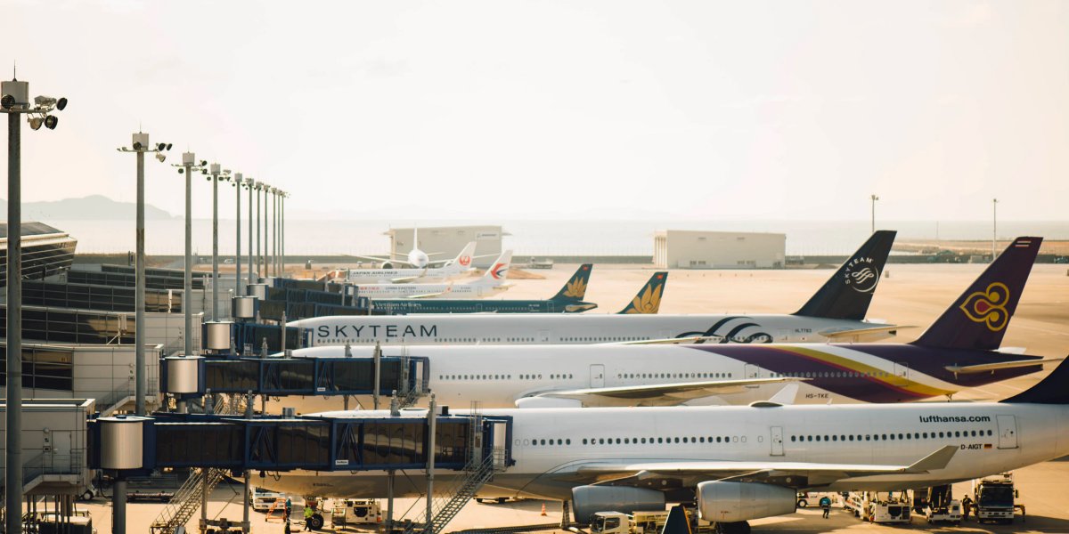 Recently the question of air #travel #health and #safety has been thrown into the spotlight again. We've pulled together top tips from leading scientific experts and current studies on how best to mitigate #airport and #airline risks associated w/COVID-19: https://t.co/lO9mNNtQxH https://t.co/xNf5gDr8oI
