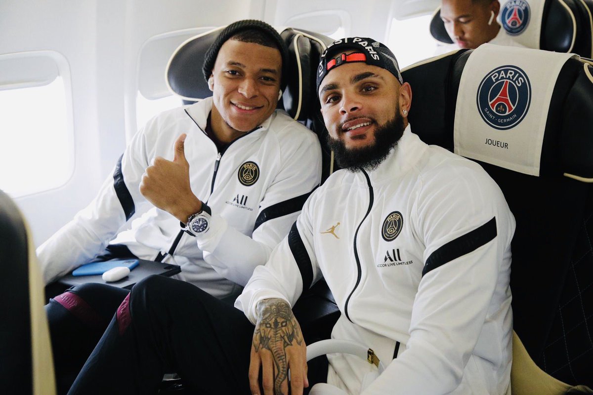 KMbappe's tweet photo. 🛩😷... https://t.co/BeJwUynALf