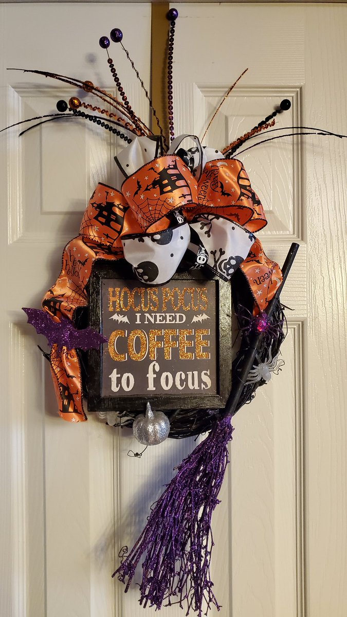 PatriciaG2020's tweet photo. The best part of #HalloweenDecor is showing off my Mom's creativity! She made the 2 #wreaths I showcase in & outside my home. @Proud2bYoungOrg @1STATENation @RonLockwood2020 #TeamGonzalezATT #TeamPastrano #halloween @LifeAtATT @ATT @TeamSpirit https://t.co/JnoDVi6Fms