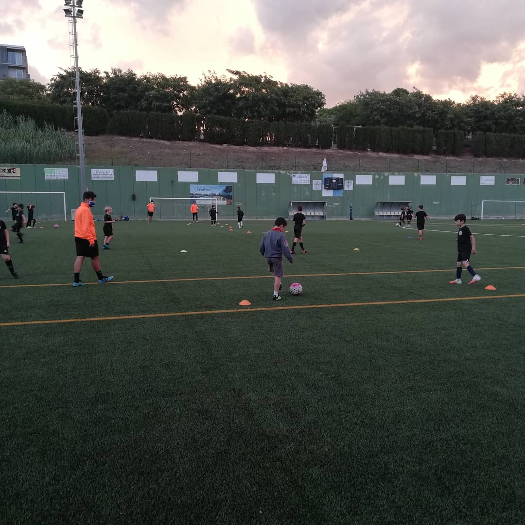FEMontgat's tweet photo. Tots volem que torni la normalitat, les lligues i que els nostres petits/es puguin seguir gaudint de l'esport.
Per això fem una crida a la responsabilitat individual de tothom.
Recordeu:
Neteja de mans , distància de seguretat i dur mascareta sempre!
L'esport és salut💙 https://t.co/oT2nRzeGdg