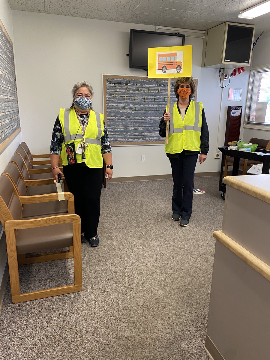 Dr Culverhouse @DrC_LaHabra getting ready for bus duty at Ladera Palma! She also helped with a very busy dismissal! Our LHCSD superintendent ROCKS! ¡Nuestra Superintendente ayudando a la salida! ¡Excelente modelo!#walkthetalk #lhcsd #DIAcademy #hybridlearning