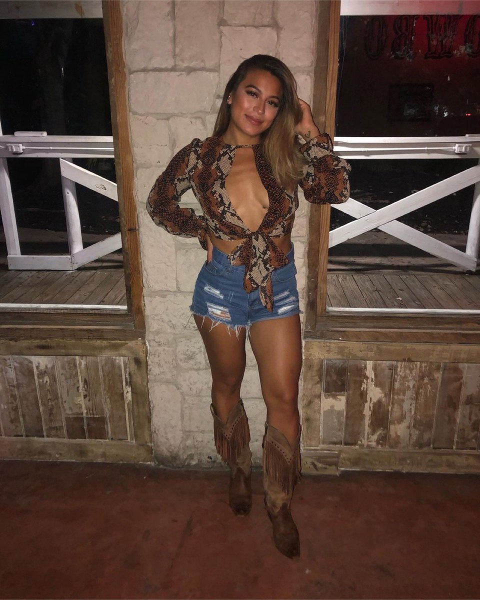 IG 📸: @thatbecky_
•
I just LOVE how tanned I am. 🤎🌵
•
•
#tannedAF #Texasbaby #houstontx #whiskeyriver #cowgirl #htx #saveahorserideacowboy #yeehaw #linedancing #texastings #countrygirl #shein #boohoo #fentybodylava