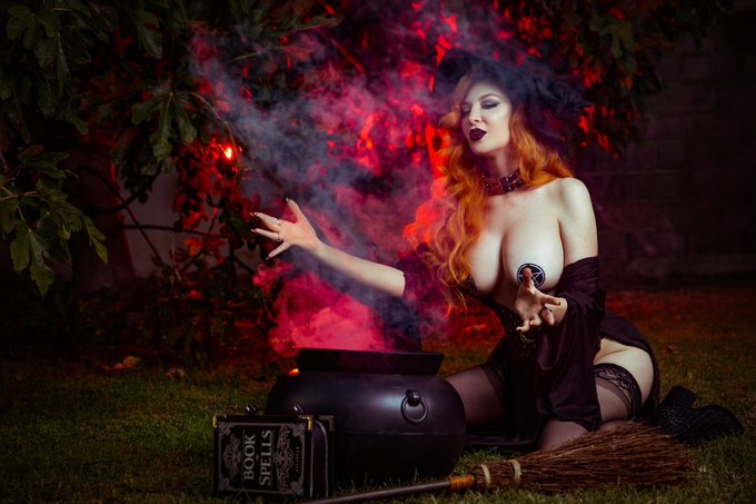 Just witchy things ? https://t.co/6BNDsu7Vgq