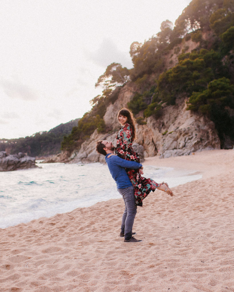 Getting lost for our wedding anniversary at the "Uncharted" beach of Lloret de Mar up #ontheblog today! thecatyouandus.com/getting-lost-f…