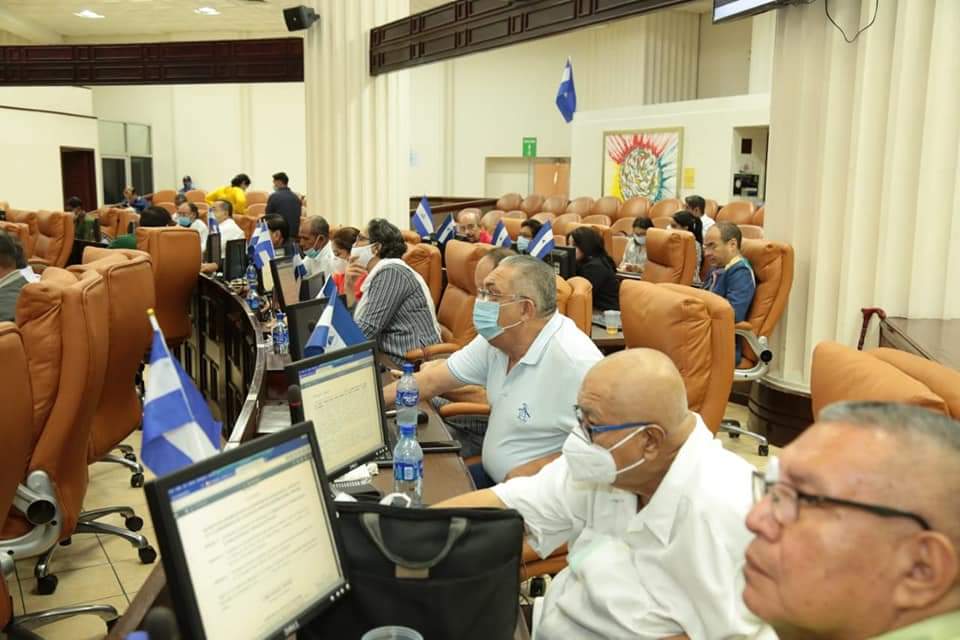 radiozinica's tweet photo. #ÚLTIMAHORA 
🚨Asamblea Nacional de #Nicaragua aprueba la Ley de Ciberdelitos.🚨

70 votos a favor
16 en contra 
4 abstenciones
#UnidosEnVictorias
#PLOMO19
#InsurreccionDeLaEsperanza
#PatriaLibrePuroCorazon 
@danilochang
@sandinista_la
@nica_rojaynegra
@superfrog89
@FloryCantoR https://t.co/fjAI2bb7nE