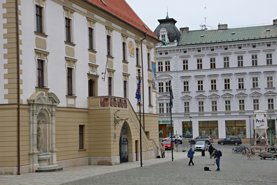 mesto_OLOMOUC's tweet image. BUDOVA RADNICE BUDE VE ČTVRTEK A V PÁTEK UZAVŘENA!
Vnitřní prostory budovy radnice na Horním náměstí projdou hloubkovou dezinfekcí. Z tohoto důvodu bude historická radnice ve čtvrtek 29. a v pátek 30. října pro veřejnost uzavřena.
Děkujeme za pochopení.
#olomouc #radnice