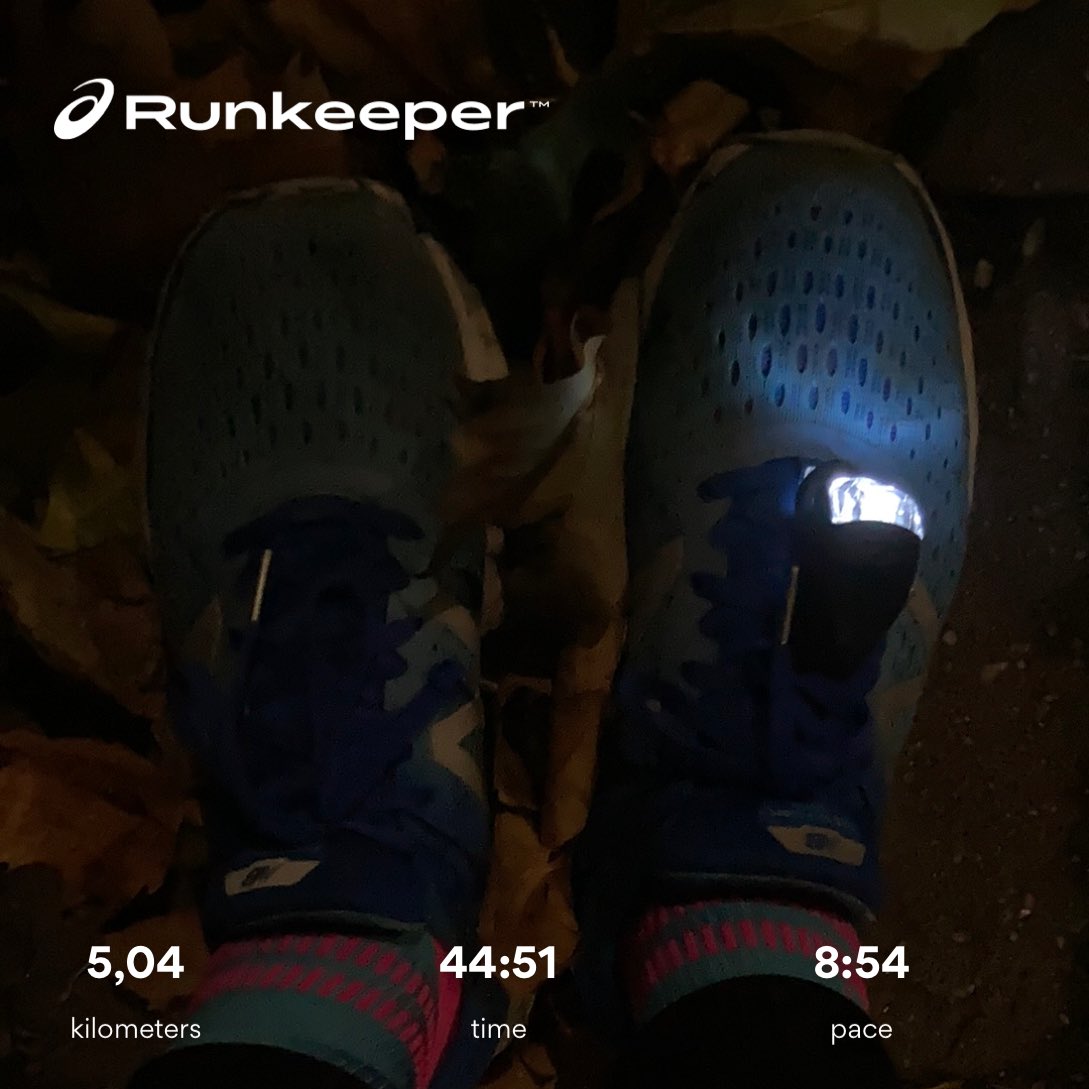 vanPopta's tweet photo. Rennen in het donker #intervaltraining #move4usher #7 6x400m #runkeeper #loopmaatjes steun je mij? Doe je mee? #run4usher https://t.co/8ARPCig7Ay #teamcarlyn ⁦@usher_syndroom⁩ ⁦@Ushersyndroom⁩ https://t.co/KXMWVZ23d4