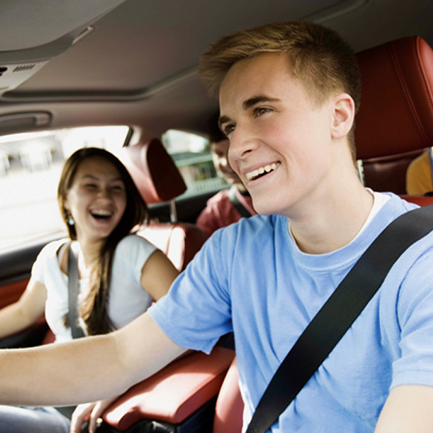 путешествие на машине. пара в кабриолете. едут вместе на машинах. парень с девушкой в кабриолете. мужчина в кабриолете.