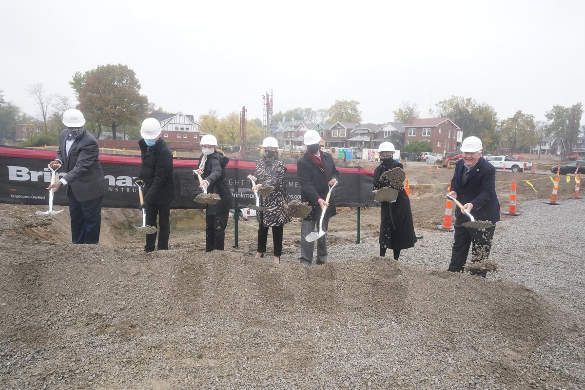 BiStateDev's tweet image. Pres. &amp;amp; CEO Taulby Roach joined @LydaKrewson and other partners for the groundbreaking of a new transit-oriented development in the Skinker-DeBaliviere neighborhood - Expo at Forest Park. metrostlouis.org/nextstop/partn…