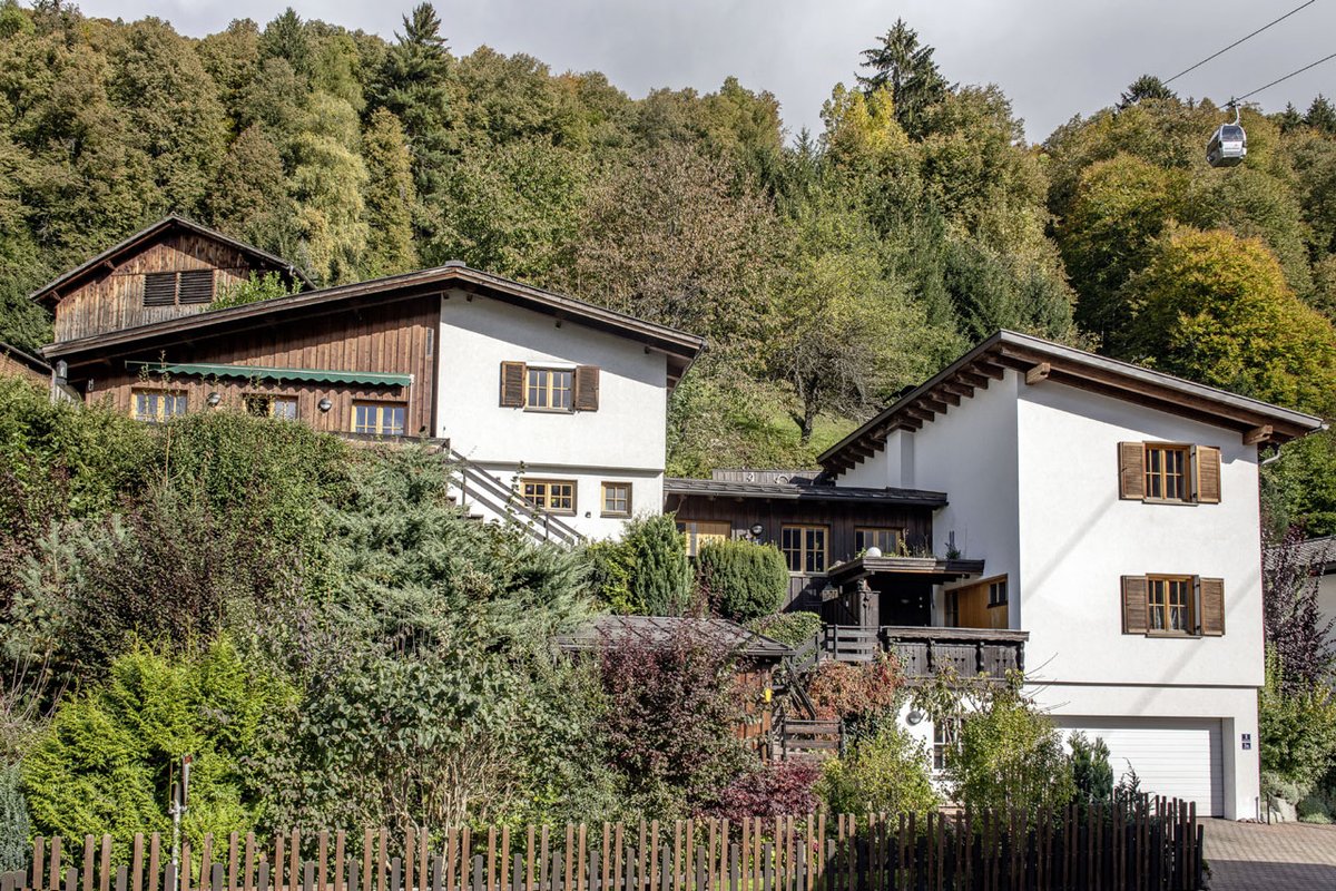 SB_Montafon's tweet photo. Das Ferienhaus Montaburg liegt zentral im Montafon in Schruns, ruhig, aber dennoch ideal direkt gegenüber der Zamangbahn. #Ferienwohnung #Ferienhaus #DirektamSkilift #Superlage #SuperschönesHaus #Schruns #Montafon #MeinMontafon #SilberbergMontafon https://t.co/3DT3IFRwbQ https://t.co/zD05AMxpU0