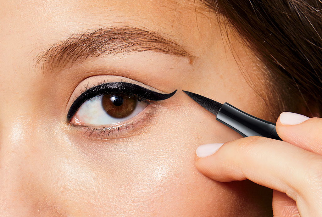 Glowing_Essence's tweet image. 💄🎃👁️ Create classic cat eyes this Halloween!  The cat eye gained traction in America in the ‘50s, becoming part of Marilyn Monroe’s iconic beauty look. Learn more here: avon.com/blog/beauty/ho… @avoninsider #cateyemakeup #makeupblogs #makeuphowto #getcateyes #halloweenmakeup