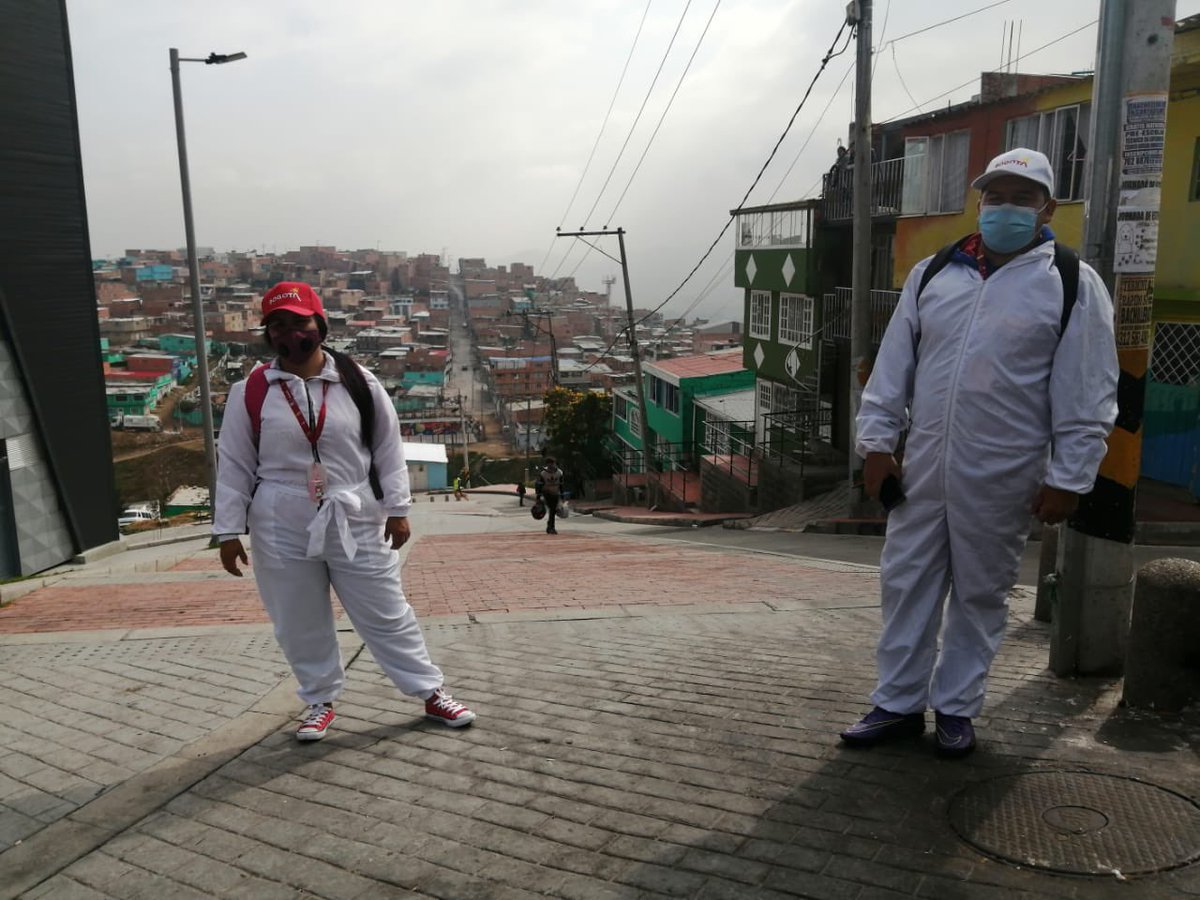 ALCBolivar's tweet photo. #ALimpiar 🧹 acompañamos jornada en el Parque Manitas y alrededores, así mismo, convocamos a la comunidad que habita el sector a no botar residuos en la calle para mantener una #CiudadBolívarLimpia 👍🏼 agradecemos a LIME y a todo el equipo por su colaboración y trabajo. https://t.co/Ttv8zDSM7q