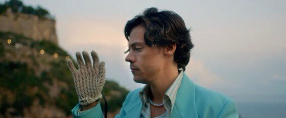 My favorite stills from Harry Styles’ golden mv A THREAD