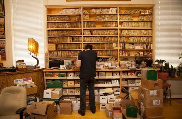 HeySpinThatShit's tweet photo. La colección de Miriam Linna y Billy Miller (r.i.p) #TheABones de la #NortonRecords fotos via #DustandGrooves #NewYork #RecordCollectors #Vinylrecords #Garagerock #Rockandroll https://t.co/I9a8WPiaEc