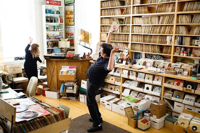 HeySpinThatShit's tweet photo. La colección de Miriam Linna y Billy Miller (r.i.p) #TheABones de la #NortonRecords fotos via #DustandGrooves #NewYork #RecordCollectors #Vinylrecords #Garagerock #Rockandroll https://t.co/I9a8WPiaEc