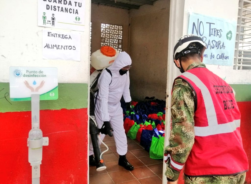 FuerzaFtc's tweet photo. Una de las formas en que protegemos a la comunidad de Tumaco es la desinfección a lugares con gran afluencia, por eso los @Ingenieros_EJC del Batallon de Atención y Prevención de Desastres No.80 #BIADE80 continúan realizandola manteniendo su compromiso con la #OperaciónSanRoque https://t.co/KaHBFbXxq3