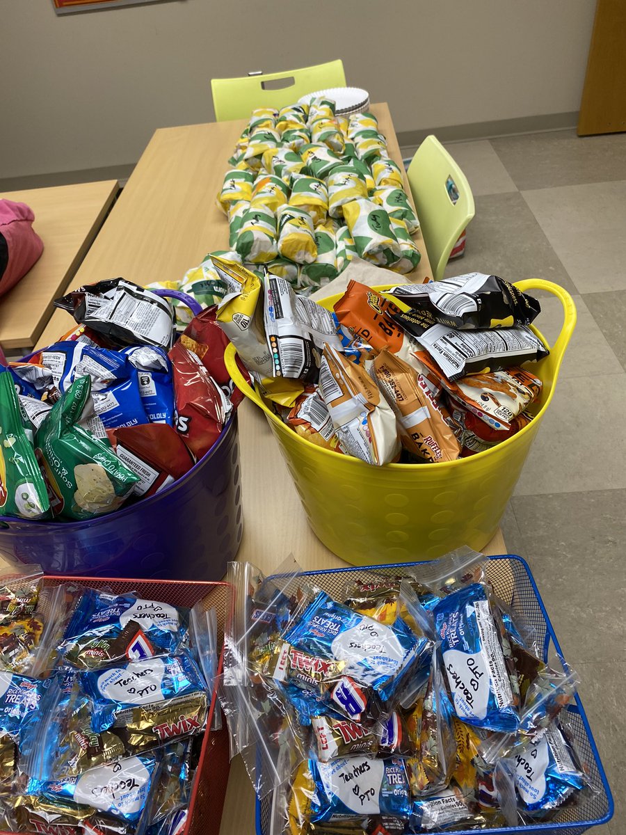SummitRdElemPTO's tweet photo. Teachers are working 7-7 today for parent/teacher conferences so we dropped off a grab and go meal #reynsues #sues #reynproud #PTOallday https://t.co/ncSFpTGQ7D