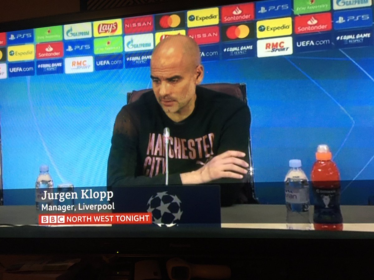 Banksy303's tweet photo. @BBCNWT what’s wrong with this picture!!!!! Discuss! 🤔😂 #mancity @ManCityzenscom @citypodcast @ManCity https://t.co/zDg1ldy333