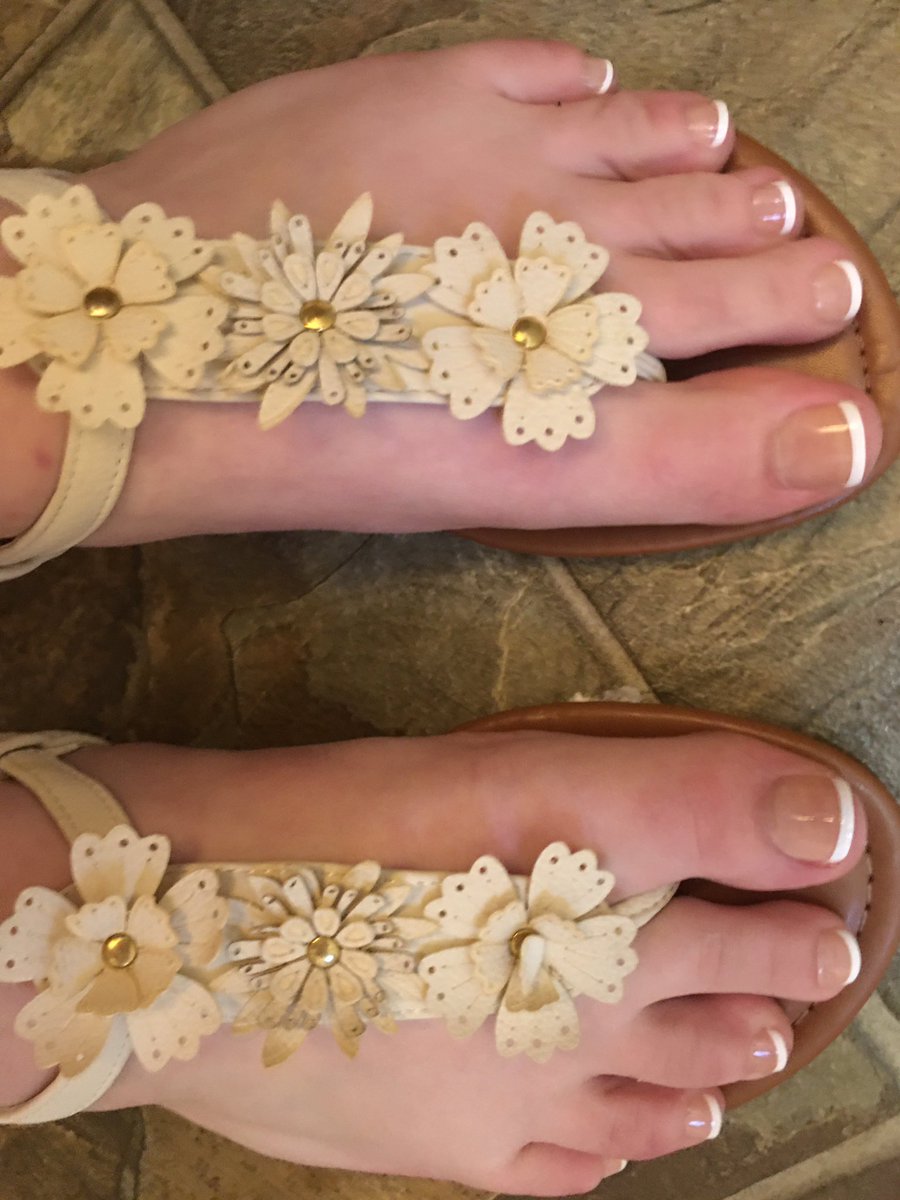 missskittlesbi1's tweet photo. Just did my little piggies for the first time and I think I did a really good job. 
For more check me out on only fans. Fetish friendly and requests welcome! 😘
https://t.co/yyvYGy9qIT

#piggies #feet #foot #fetish #nails #toes #love #onlyFans #feetlover #comejoin #Enjoy #pedi https://t.co/CInMmuDM1H