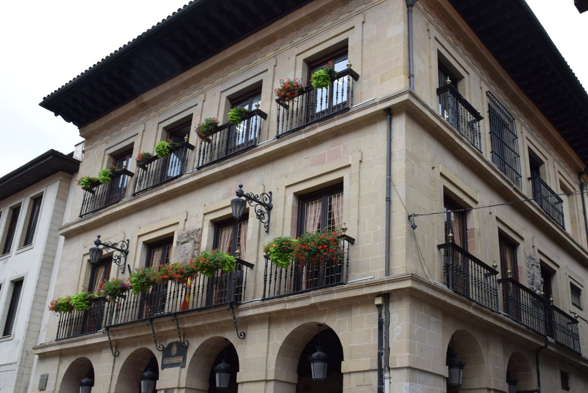 Gaurko plenoan aho batez onartu du <a href="/errenteriaudala/">Errenteriako Udala</a> k 2021erako udal-tasak eta zergak izoztea eta, aurten bezala, herritarrek euren beharretara egokitutako egutegia moldatu ahal izatea. Salbuespezko neurria, lehenago hartu gabea, egoera zail honi erantzun nahi diona <a href="/HerriBizia/">Errenteria Herri Bizia</a>