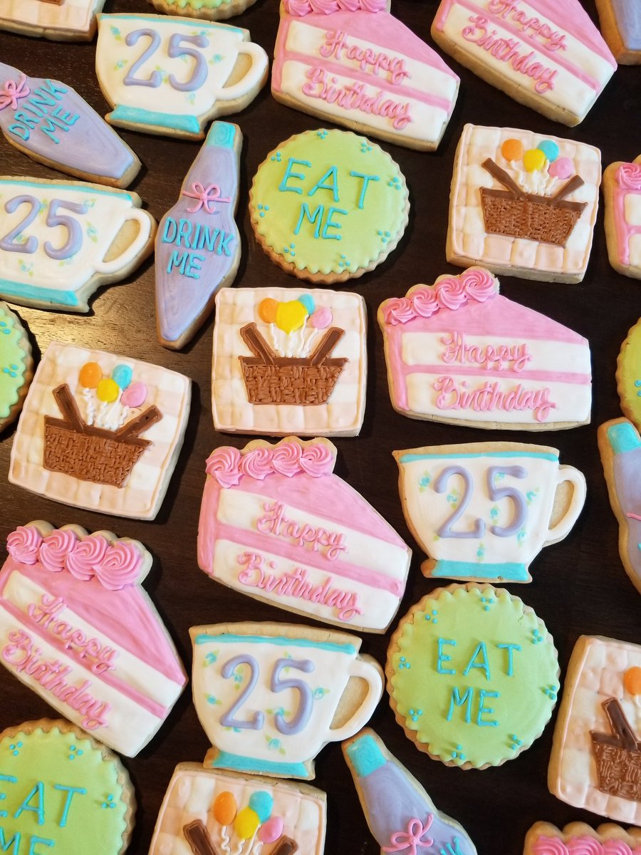 AdoroDesserts's tweet photo. Alice and wonderland themed birthday sugar cookies
#cookies #cookie #sugarcookies #houston #homemade #houstonbased #bakery #bakerylife #SmallBusiness #supportsmallbusiness #localbusiness #houstonsmallbusiness #royalicingcookies #decoratedcookies #birthday https://t.co/ocacfXb1Qa