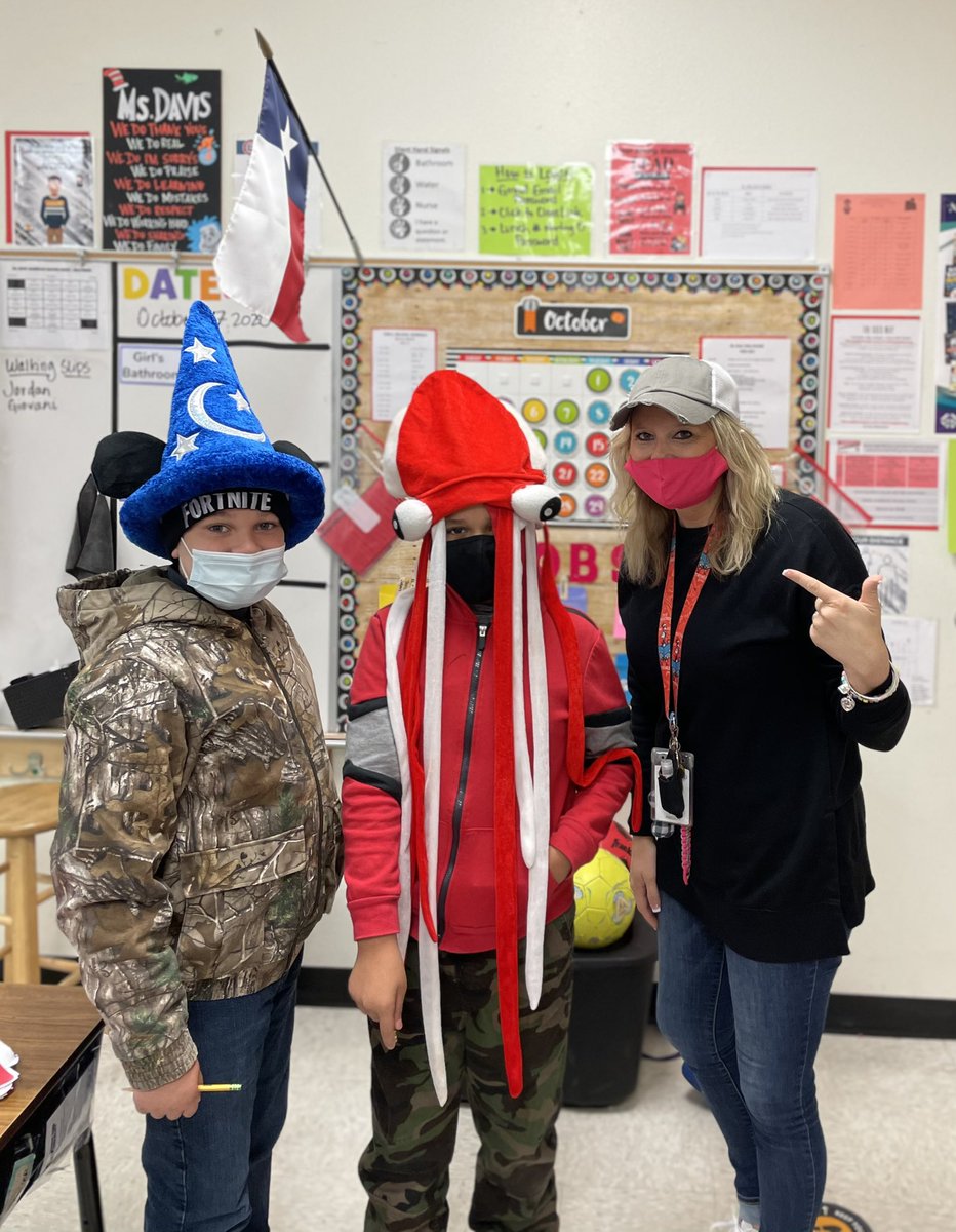 MrsWiatrek_FSES's tweet photo. Tippinโ our hats to alllllll the healthy choices we choose to make for ourselves and our future every day! ๐งข๐ฉ #DAREweek https://t.co/cQQHqvn1no