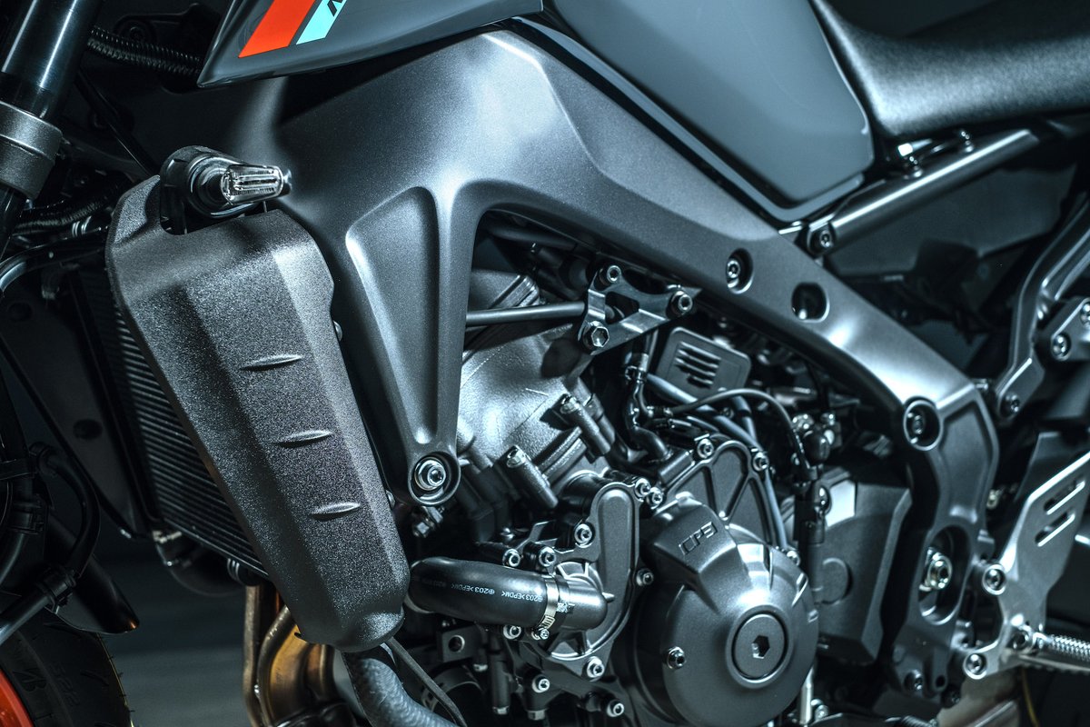 YMUKofficial's tweet photo. Here's a closer look at the all-new MT-09! 

With a larger, more powerful engine with more torque and all-new lightweight chassis - this is the revolution of an icon. 

#DarkSideofJapan #HyperNaked https://t.co/OnVuKA8bmm
