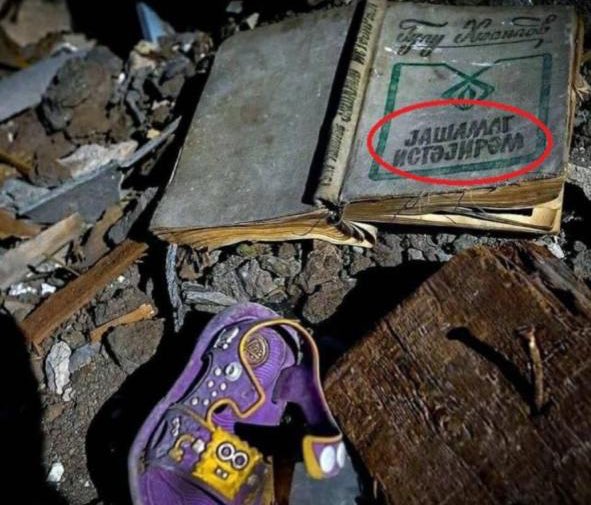 hvrjva's tweet photo. “I want to live.” (Yaşamaq istəyirəm) This is the remaining book found after Armenia’s terror to Barda. Where is justice? Where is humanity?  #BardaCity
#StopArmenianAggression 
#StopArmenianTerrorisim 
#DontBelieveArmenia 
#KarabakisAzerbaijan @CNN https://t.co/ZPwJw958sJ