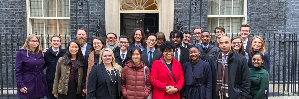 This is a thread about applying for graduate scholarships! I'll share my story of winning the Marshall Scholarship and give some tips on writing an application. -  @marcos_felt . #BeAMarshall  @MarshallAlums  @MarshallScholar ..Photo: Marshalls at  @10DowningStreet