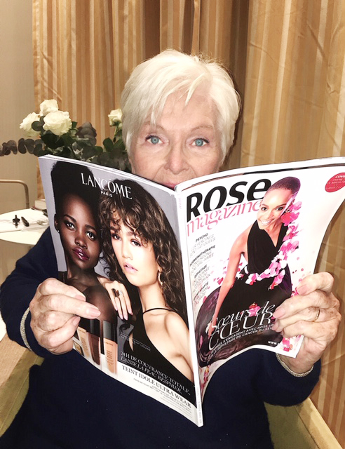 RoseUpAsso's tweet photo. L'immense Line Renaud (qui a participé à notre campagne pour le dépistage du cancer du sein "Indécents mes seins"?) a adoré le dernier #RoseMagazine. Elle tenait à nous le dire en photo! Merci Line ❤️ https://t.co/4DPj6TpCkp