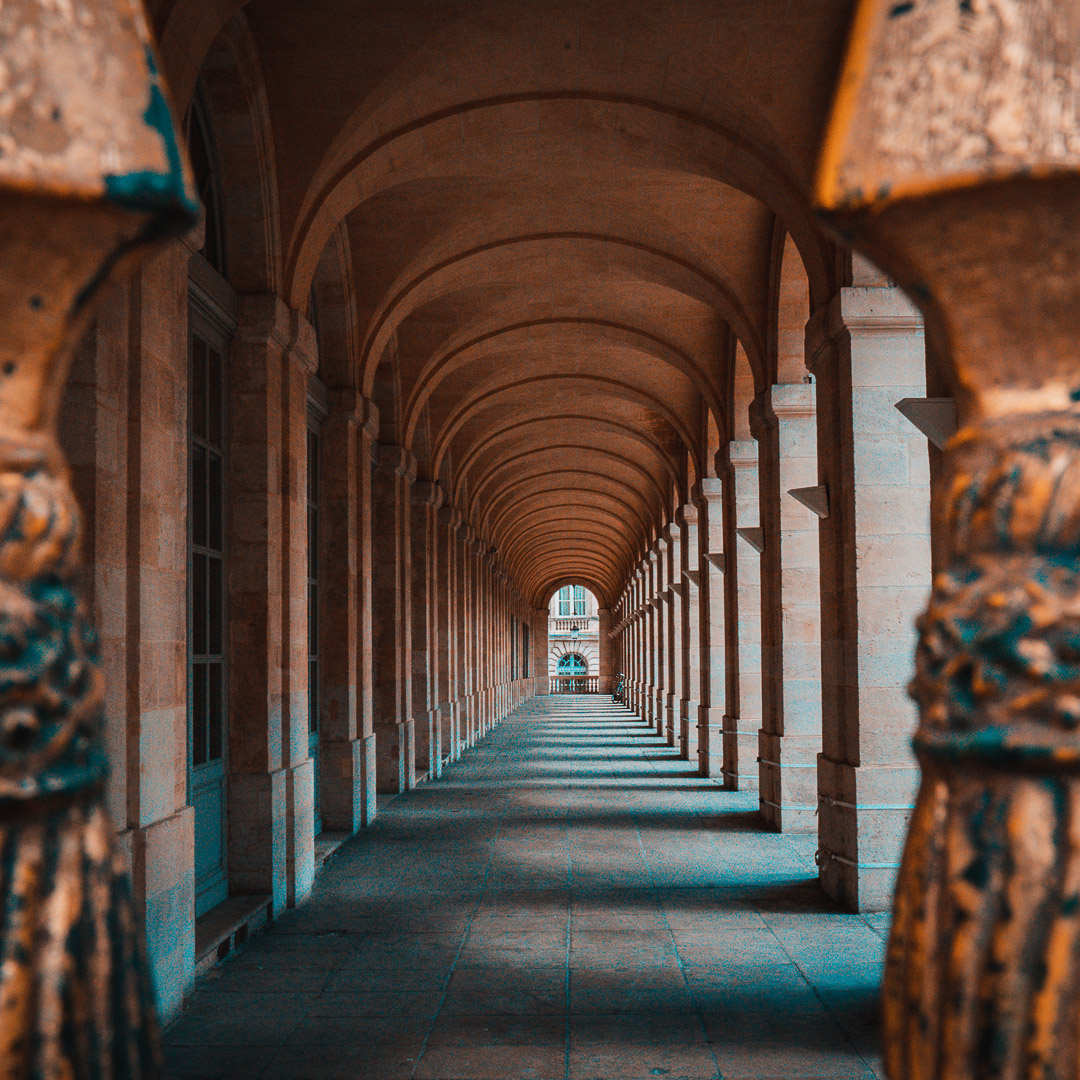 Vous le saviez que les galeries latérales du Grand Théâtre accueillaient initialement des commerces ? 🙄
.
#bordeauxmaville #bordeauxmylove #bordeaux #theatre #operabordeaux #opera #frencharchitecture