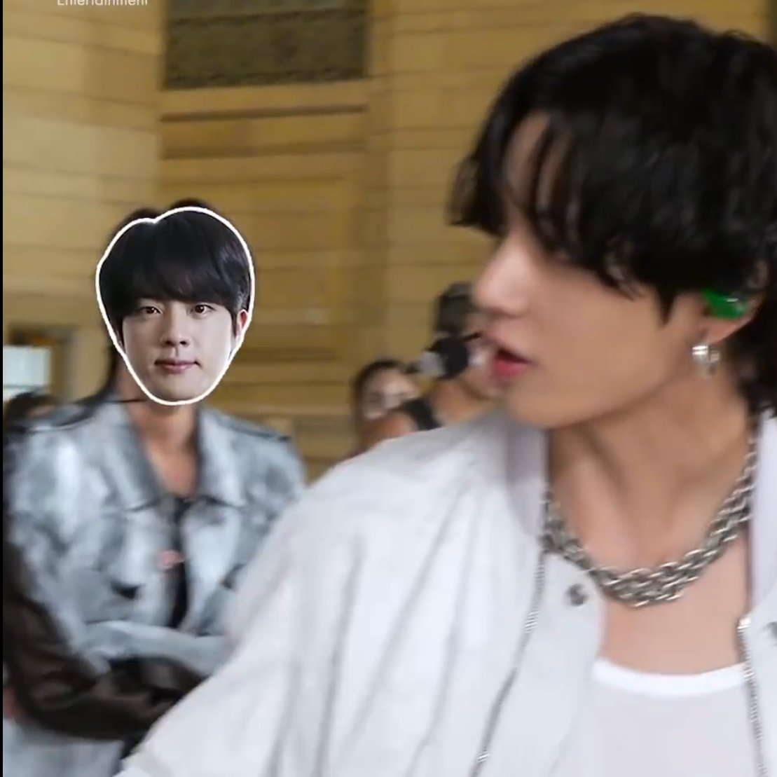 BlurBts's tweet photo. jin: yawns
bts editors: MUST PROTECC

#bts #jin #진 #taehyung #BTSonFallon https://t.co/TTitfuoe0G