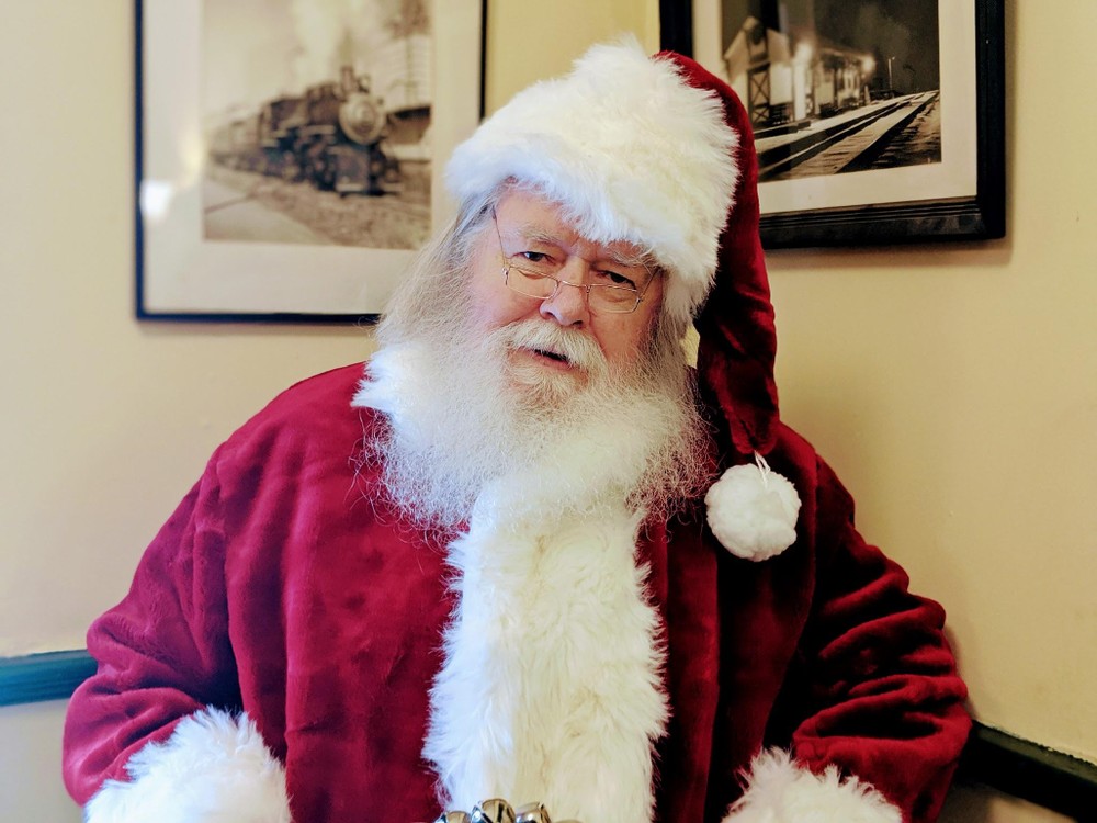 BlackRiverTrain's tweet photo. NEW for 2020: "Meet &amp; Greet With Santa"! Features a semi-private meet &amp; greet with Santa for up to 4 people, and includes a silver bell for the kids, family gift, and photo ops with the Giant Tree and Santa's Sleigh!

Details &amp; Tickets at https://t.co/h4CRJojA5M https://t.co/Ut33Y3Rw50
