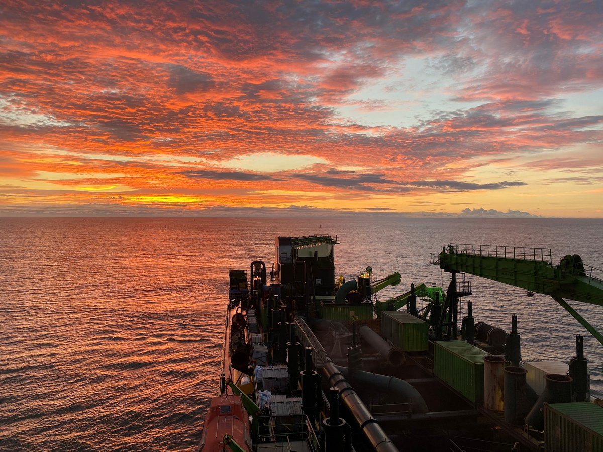 We love our seas and oceans, especially with a beautiful sunset captured by our colleagues in Colombia. Our TSHD ‘Lange Wapper’ is making good progress performing maintenance dredging works along the Buenaventura port access channel.#DEMEGroup #OneDEMEOneTeam #dredging https://t.co/D0BV7A4vs1