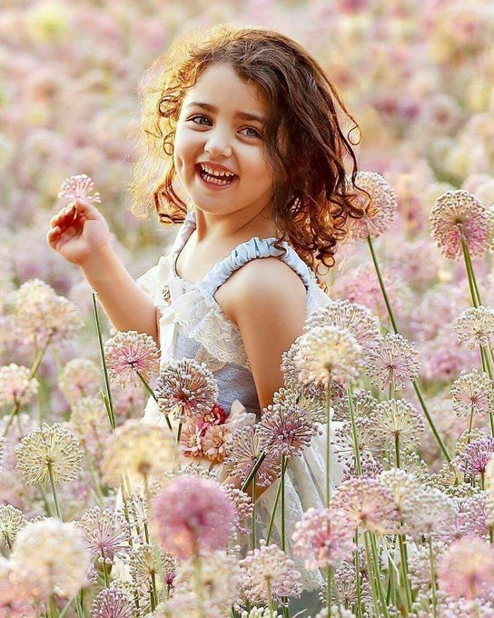 ابتسم . . فسبحآنْ منْ جعـَـل آلآبتسآمة . . فيَ ديننآ عـَـبآدّة وعـَـليَهآ نؤجر . .🌹
