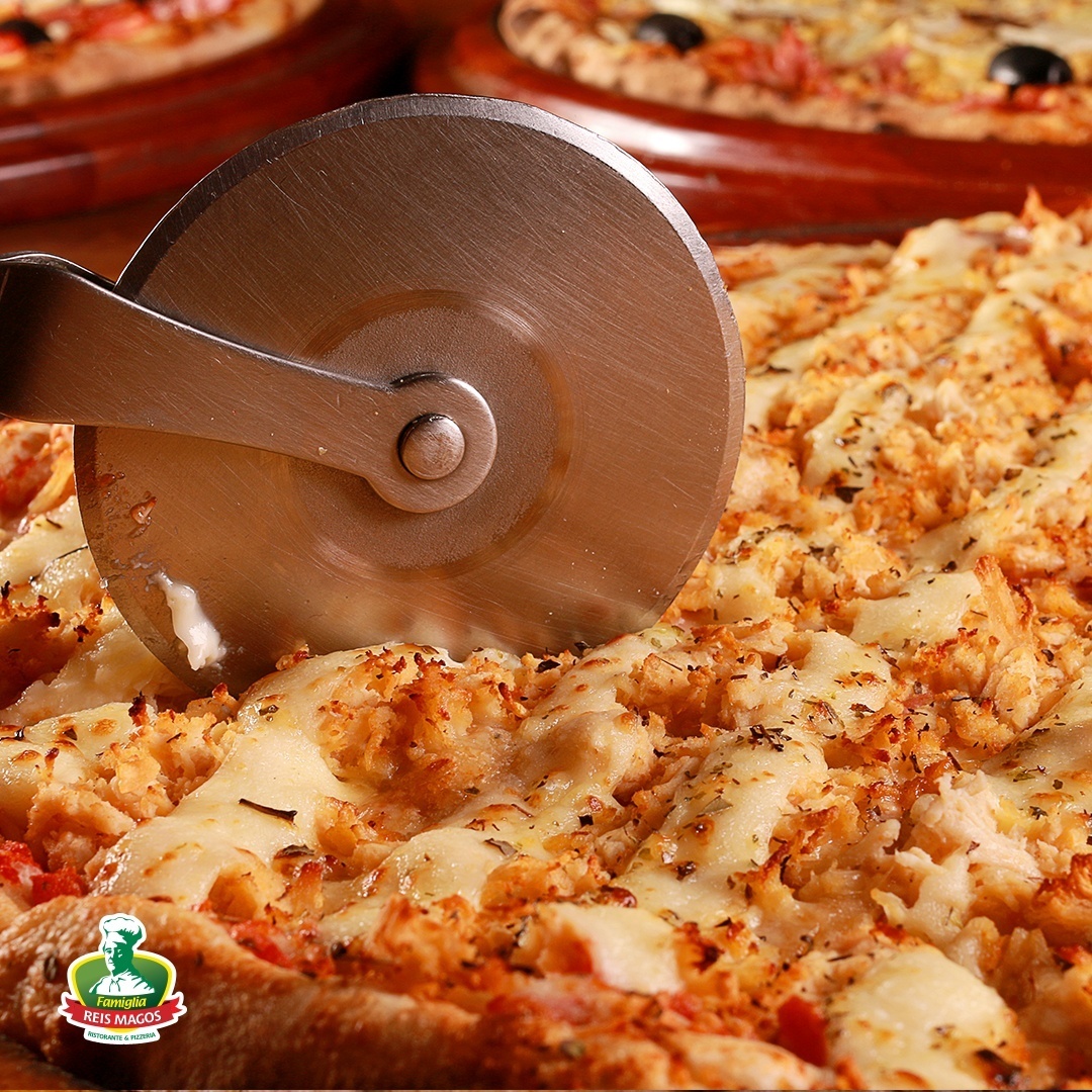 reis_magos's tweet photo. Hoje é dia de Pizza em Dobro Reis Magos!🍕
Na compra de uma pizza Grande, você leva outra pizza Grande inteiramente grátis nos sabores Mozarela, Calabresa, Frango com Catupiry ou Romana. Pediu uma pizza G, ganha outra pizza G. Deliciosamente simples. 🍕🍕⠀ https://t.co/QW51zGBHqW