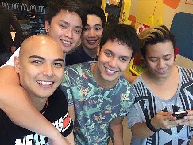 #Repost @leecalanog
• • • • • •
Ganito dati. 6am na nasa mcdo pa tapos lasing. Tapos labas ulit after pahinga. Teka nga lang kayong 2 @pochoy29 @cheska_summer 😝 #2016 #FlashbackFriday
🌺🌺🌺 https://t.co/KzVAnYhMXU