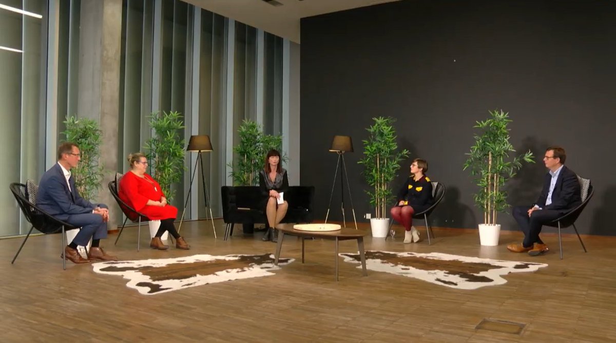 OnderzoekAhs's tweet photo. En dan nu het #panelgesprek over het #iknowhow project: een samenwerking tussen #onderzoekers aan @ArteveldehsGent & het #werkveld. Zij hebben het over re-integratie van werknemers met #kanker.
@JeanMarcMullie, Elise Pattyn, Els Ghesquiere en Martin Haegheman https://t.co/GIzHsZ09Pb