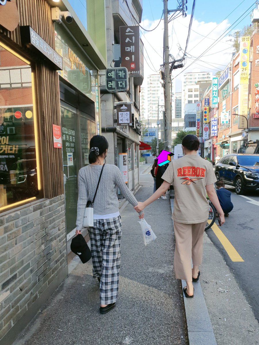2xxZAitXrdowTKf's tweet photo. 울딸들 뒷모습이 이뻐서 ~ㅋ https://t.co/dZYnubdt89