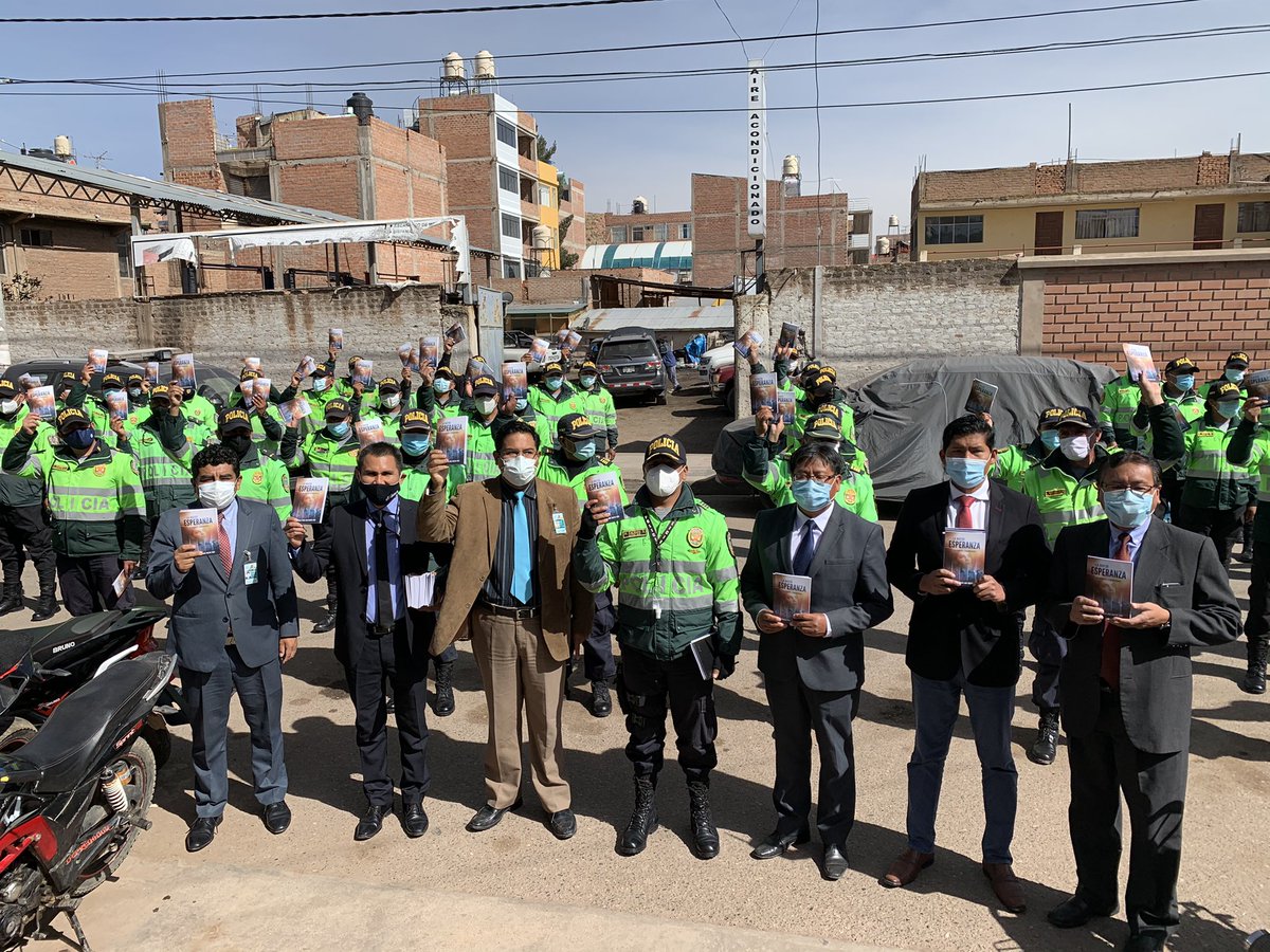 UPeUJuliaca's tweet photo. Efectivos policiales de la comisaría de Santa Rosa de la ciudad de Juliaca recibieron el libro misionero #LaMayorEsperanza. Un libro que cambiará su vida para siempre. #ImpactoEsperanza2020 #JuntosSaldremosDeEsta  😀🙏 https://t.co/AgCBUHUZdG