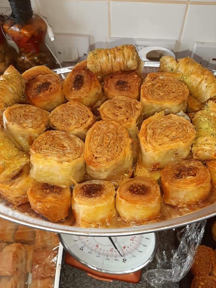 يمين = لايك
يسار = رتويت