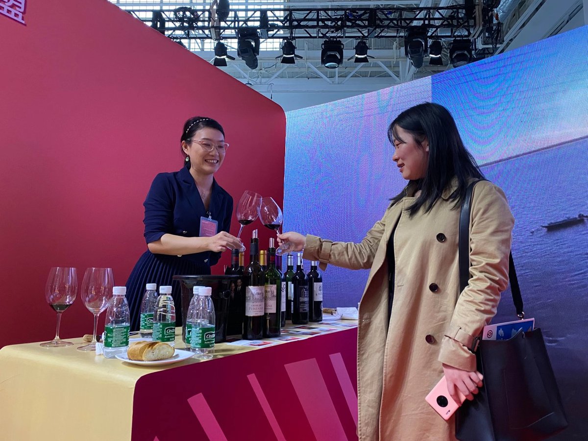 *INTERNATIONAL*
Cette semaine, nous avons l'immense plaisir de présenter nos vins des #CôtesDeBordeaux en Chine dans le cadre de la Tournée des <a href="/VinsdeBordeaux/">Les Vins de Bordeaux 🍇</a> !
Les visiteurs ont notamment pu découvrir Château Perenne en Blaye Côtes de Bordeaux, ici à Shanghau.
<a href="/VinBlaye/">Blaye Côtes de Bordeaux</a> #vins
