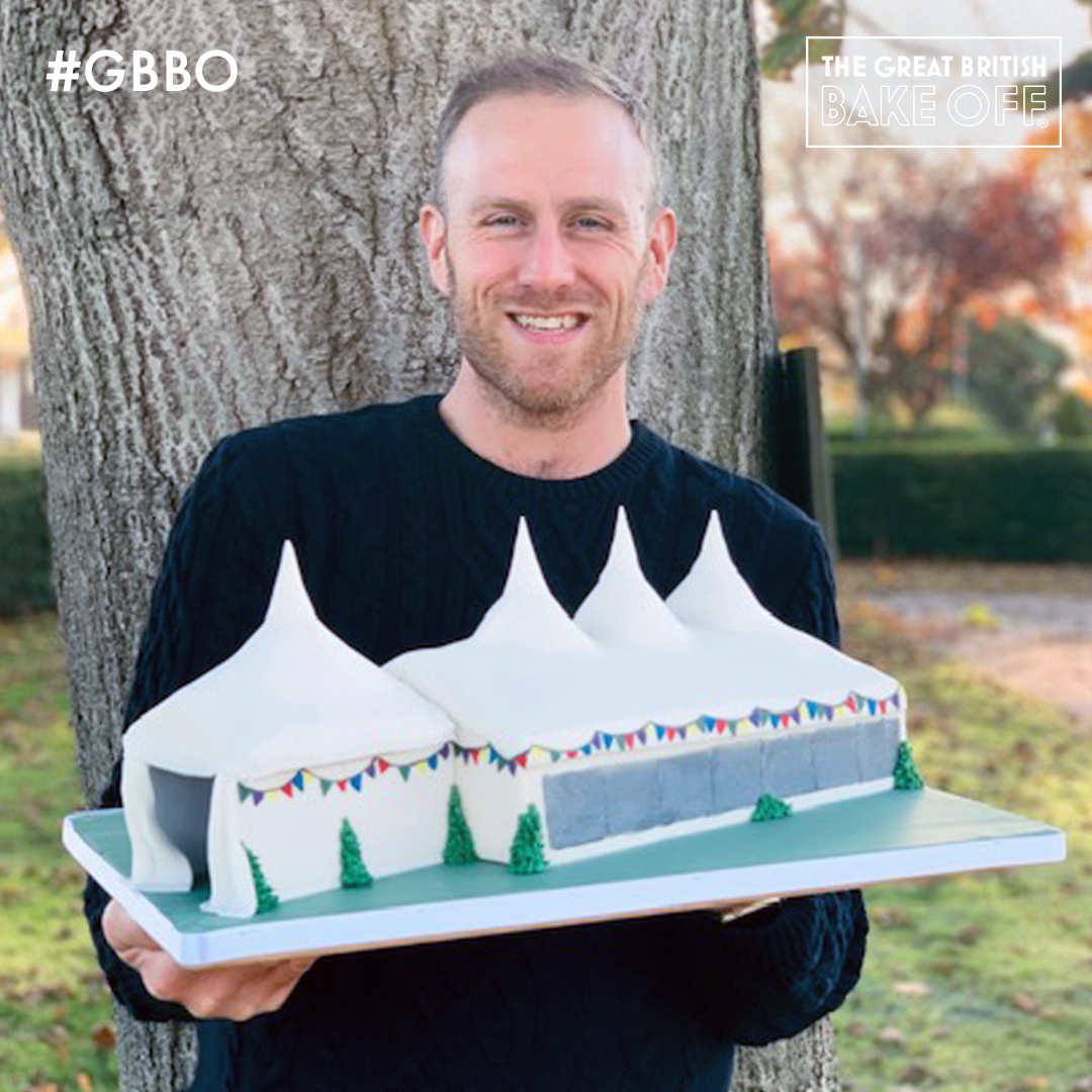 As it’s our 100th episode tonight, a few familiar faces have been kind enough to knock up a few celebratory treats! Here’s a magnificent Bake Off Tent Cake from the sublime  @SpongeCakeSqTin!  #GBBO  