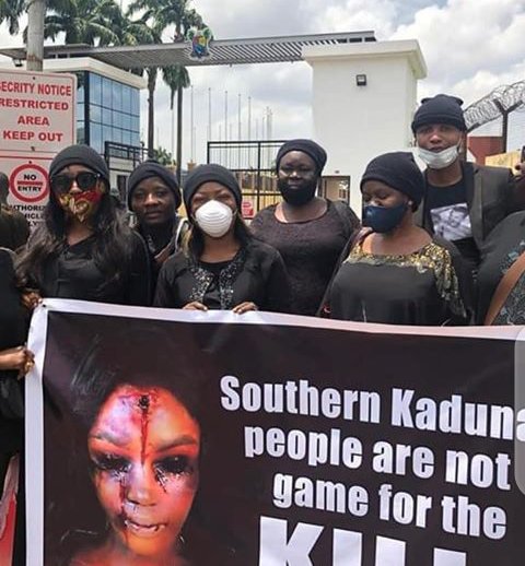 africa_makeup's tweet image. This is the first stage of the protest in Lagos Government office, explaining the police brutality to citizens.#makeupeffect  #lagos #FasholaCamChallenge #EndSARS #ReformTheNigeriaPolice #londonprotest #FilmAndTvAtTheSymphony @manifestive @GbemiOO @davido @falzthebahdguy